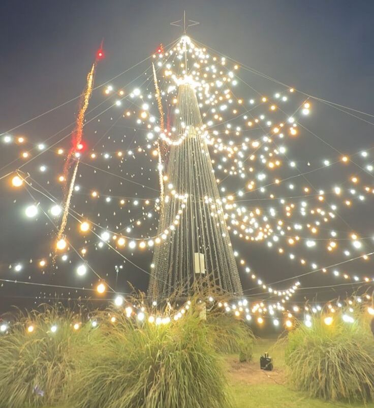 Prendieron el arbolito de Navidad en Funes y la ciudad se iluminó con sonrisas, emociones y espíritu navideño